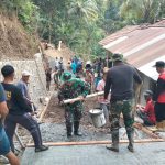 Salah satu bentuk dedikasi tersebut ditunjukkan oleh Pelda Ratam yang memanfaatkan alat sederhana berupa tongkat bambu untuk membantu memperlancar proses pembangunan rabat beton di Dusun Kunir RT 01/09, Desa Gumelem Kulon, Kecamatan Susukan, Sabtu (1/8/2026).