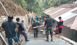 Salah satu bentuk dedikasi tersebut ditunjukkan oleh Pelda Ratam yang memanfaatkan alat sederhana berupa tongkat bambu untuk membantu memperlancar proses pembangunan rabat beton di Dusun Kunir RT 01/09, Desa Gumelem Kulon, Kecamatan Susukan, Sabtu (1/8/2026).