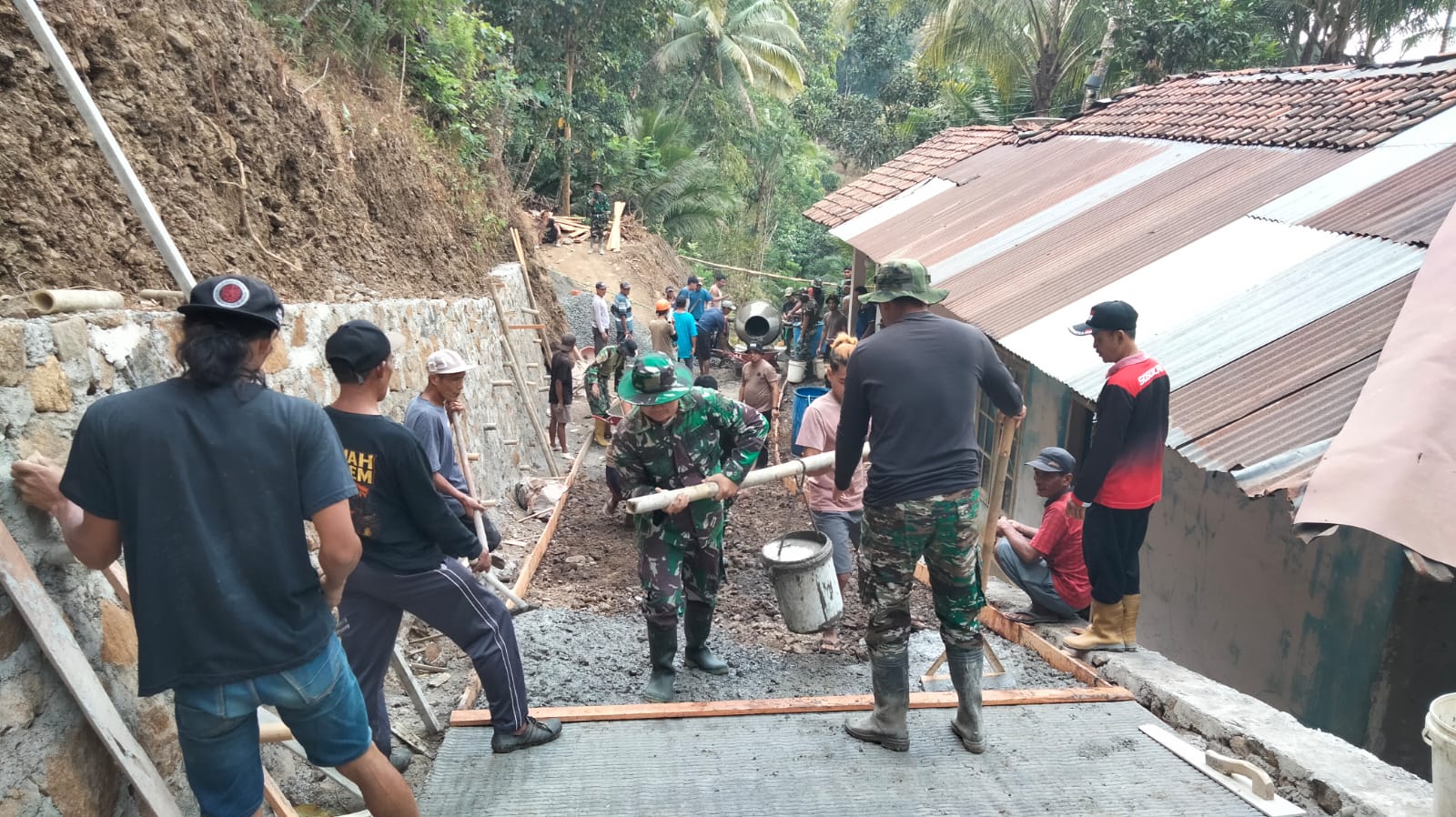 Salah satu bentuk dedikasi tersebut ditunjukkan oleh Pelda Ratam yang memanfaatkan alat sederhana berupa tongkat bambu untuk membantu memperlancar proses pembangunan rabat beton di Dusun Kunir RT 01/09, Desa Gumelem Kulon, Kecamatan Susukan, Sabtu (1/8/2026).
