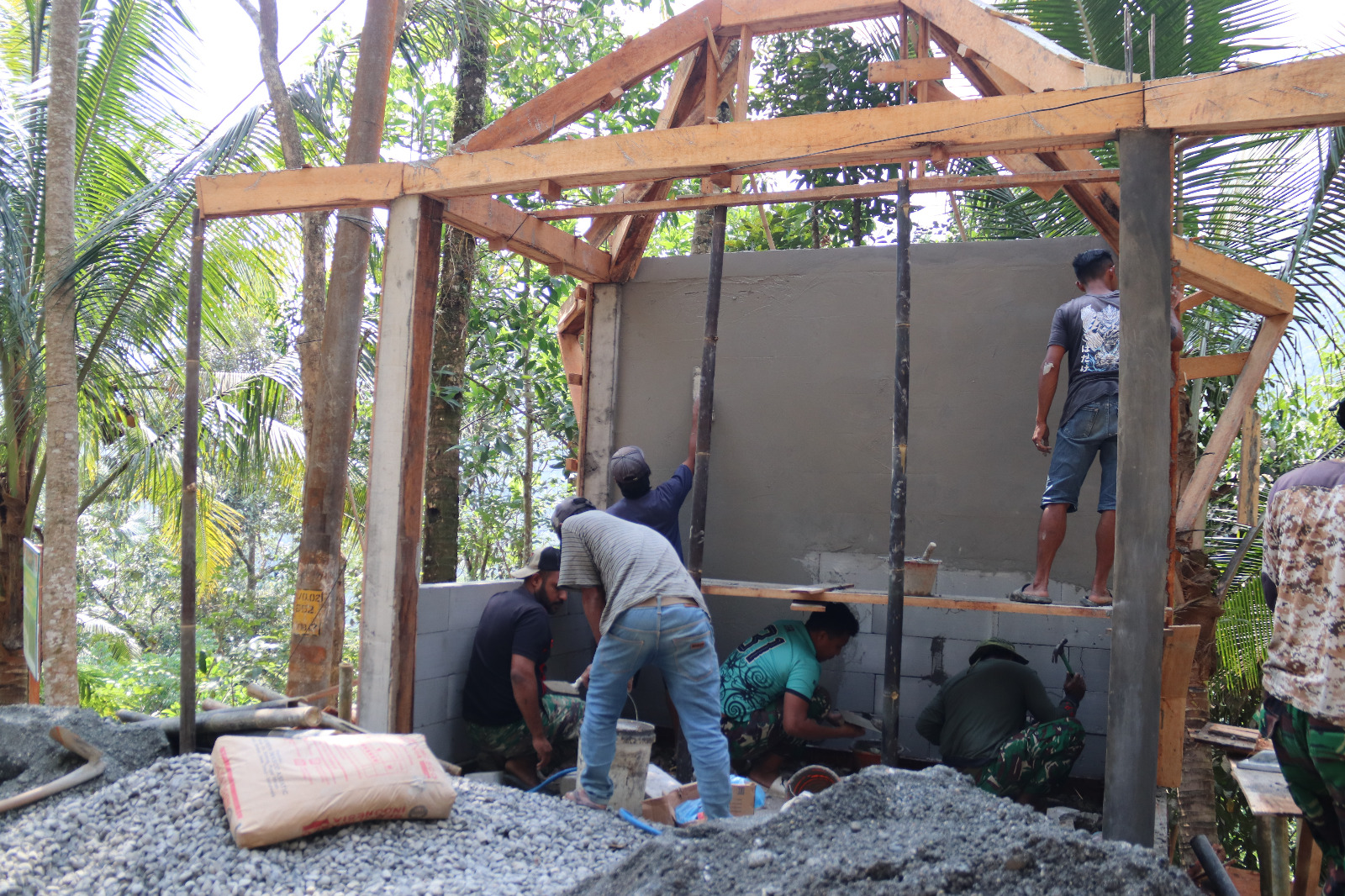 Sagi Triyono mengerjakan pembangunan Pos Kamling berbentuk limas dalam program TMMD Reguler ke-129 Kodim 0704/Banjarnegara di Desa Gumelem Kulon, Kecamatan Susukan.