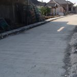 Personel Satgas TMMD ke-129 Kodim 0813/Bojonegoro bersama masyarakat saat pelaksanaan pembangunan saluran drainase sepanjang 330 meter di Dusun Krebet, Desa Kesongo, Kecamatan Kedungadem, Kabupaten Bojonegoro, Senin (10/8/2026).Foto: Deni Ari Pandi/Sumber TMMD Bojonegoro