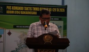 Sekda Kabupaten Banjarnegara Hendro Cahyono bersama jajaran pemerintah daerah dan masyarakat saat menyambut Tim Pengawasan dan Evaluasi (Wasev) TMMD Reguler ke-129 di Desa Gumelem Kulon, Kecamatan Susukan, Kabupaten Banjarnegara, Selasa (11/8/2026). Foto: Deni Flamboyan/Sumber TMMD Banjarnegara