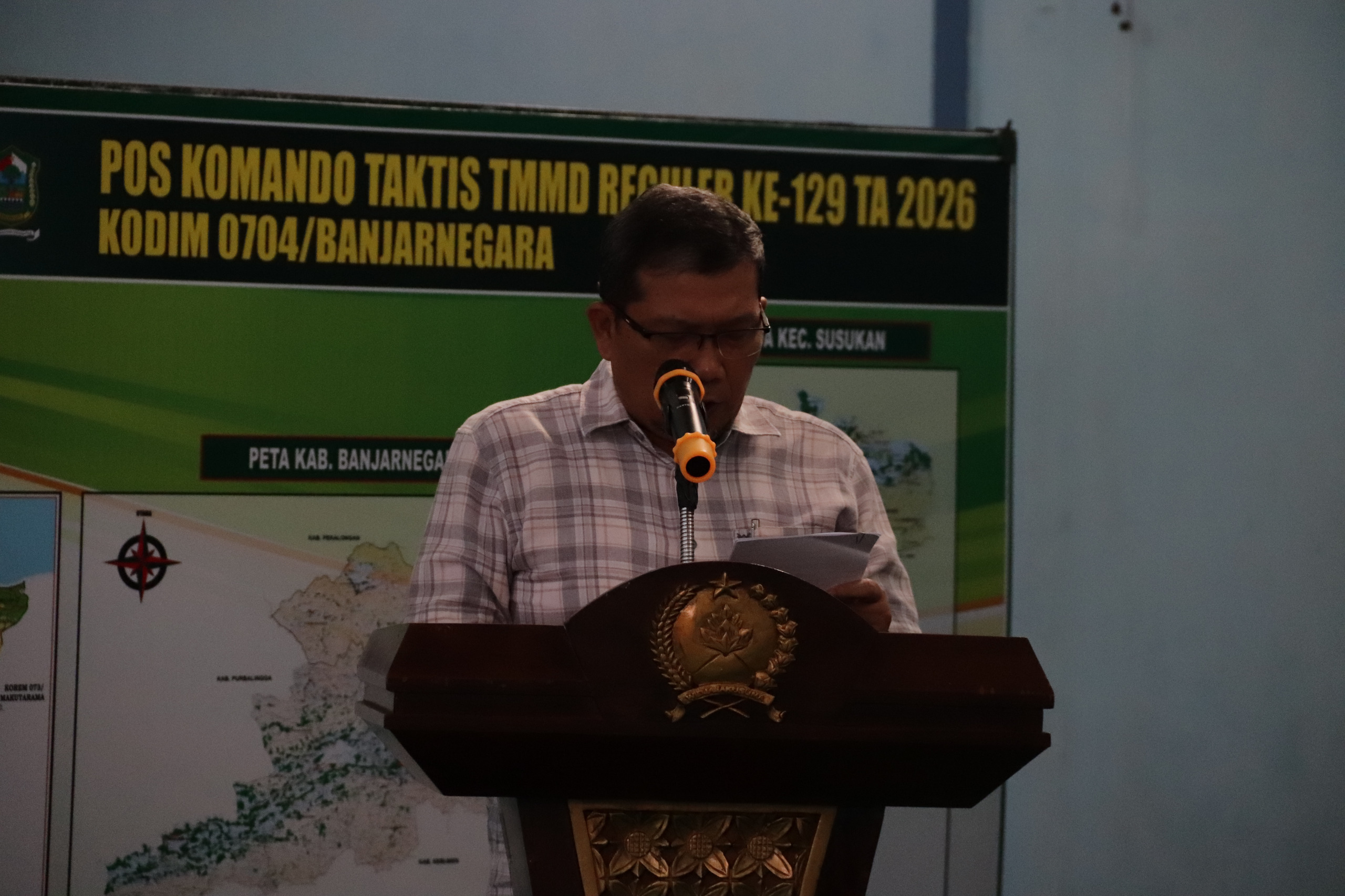 Sekda Kabupaten Banjarnegara Hendro Cahyono bersama jajaran pemerintah daerah dan masyarakat saat menyambut Tim Pengawasan dan Evaluasi (Wasev) TMMD Reguler ke-129 di Desa Gumelem Kulon, Kecamatan Susukan, Kabupaten Banjarnegara, Selasa (11/8/2026). Foto: Deni Flamboyan/Sumber TMMD Banjarnegara