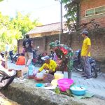 Suasana penuh keakraban terlihat pada Sabtu (1/8/2026), ketika personel Satgas TMMD dan warga menikmati hidangan bersama usai melaksanakan kegiatan gotong royong di lokasi pembangunan.