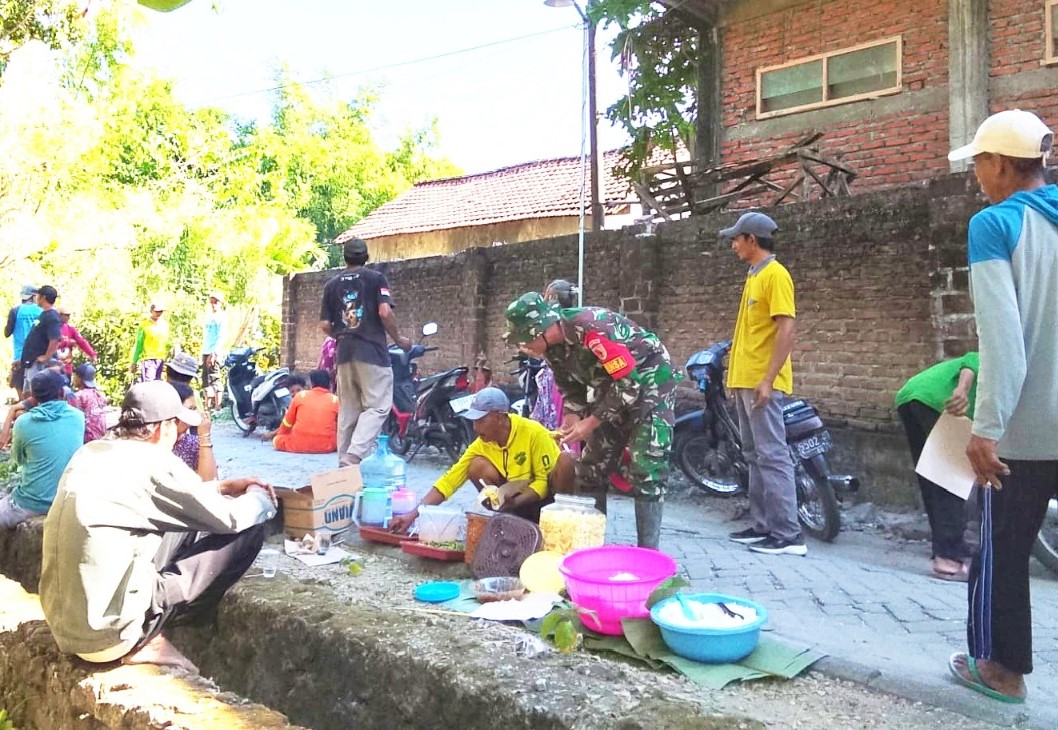 Suasana penuh keakraban terlihat pada Sabtu (1/8/2026), ketika personel Satgas TMMD dan warga menikmati hidangan bersama usai melaksanakan kegiatan gotong royong di lokasi pembangunan.