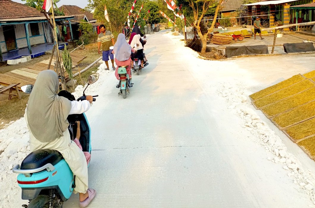 Satgas TMMD ke-129 Kodim 0813/Bojonegoro bersama masyarakat saat menyelesaikan sasaran pembangunan dalam program TMMD di Desa Kesongo, Kecamatan Kedungadem, Kabupaten Bojonegoro, Selasa (11/8/2026). Foto: Deni Flamboyan/Sumber TMMD Bojonegoro