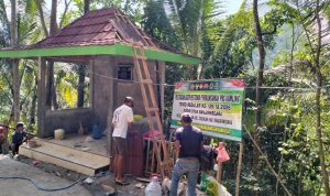 Personel Satgas TMMD Reguler ke-129 bersama pekerja menyelesaikan tahap finishing pembangunan Pos Kamling berbentuk limas di Desa Gumelem Kulon, Kecamatan Susukan, Kabupaten Banjarnegara, Rabu (12/8/2026). Foto: Deni Flamboyan/Sumber TMMD Banjarnegara
