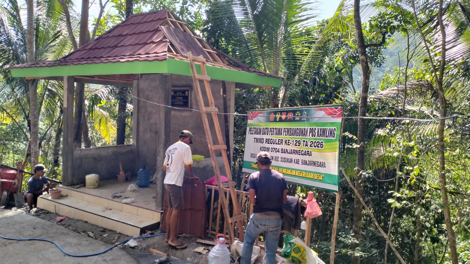 Personel Satgas TMMD Reguler ke-129 bersama pekerja menyelesaikan tahap finishing pembangunan Pos Kamling berbentuk limas di Desa Gumelem Kulon, Kecamatan Susukan, Kabupaten Banjarnegara, Rabu (12/8/2026). Foto: Deni Flamboyan/Sumber TMMD Banjarnegara