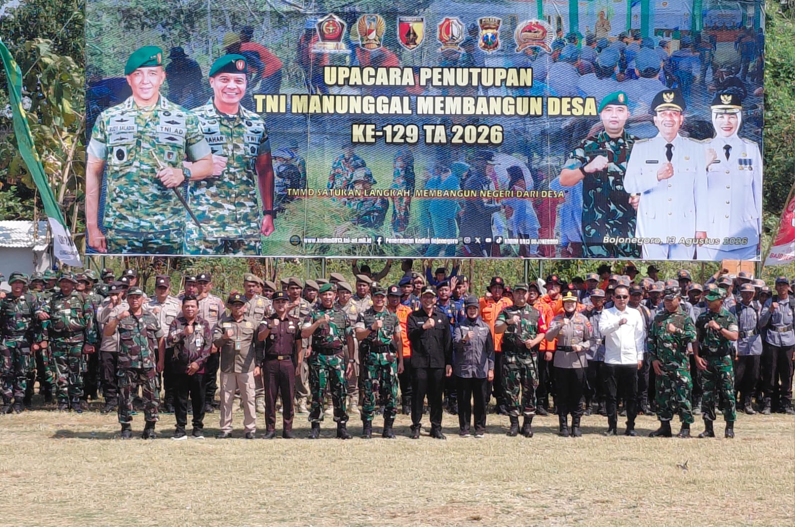 Kasdam V/Brawijaya Brigjen TNI Zainul Bahar, S.H., M.Si., memimpin upacara penutupan TMMD ke-129 Tahun 2026 di Lapangan Desa Mlideg, Kecamatan Kedungadem, Kabupaten Bojonegoro, Kamis (13/8/2026). Foto: Deni Flamboyan/Sumber: TMMD Bojonegoro.