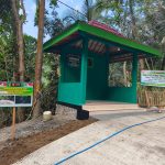 Keterangan Foto: Personel TNI bersama masyarakat menyelesaikan pembangunan Pos Kamling melalui program TMMD Reguler ke-129 Tahun Anggaran 2026 di Desa Gumelem Kulon, Kecamatan Susukan, Kabupaten Banjarnegara. Pembangunan Pos Kamling telah rampung 100 persen dan siap dimanfaatkan untuk mendukung keamanan serta kegiatan sosial warga. Foto: Pendim Banjarnegara.