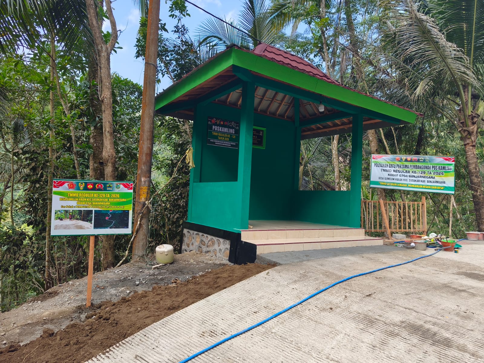 Keterangan Foto: Personel TNI bersama masyarakat menyelesaikan pembangunan Pos Kamling melalui program TMMD Reguler ke-129 Tahun Anggaran 2026 di Desa Gumelem Kulon, Kecamatan Susukan, Kabupaten Banjarnegara. Pembangunan Pos Kamling telah rampung 100 persen dan siap dimanfaatkan untuk mendukung keamanan serta kegiatan sosial warga. Foto: Pendim Banjarnegara.