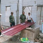 Pada Minggu (2/8/2026), material seng atap mulai didatangkan ke lokasi pembangunan. Kedatangan material tersebut menjadi penanda bahwa rehabilitasi rumah memasuki tahapan penting menuju penyelesaian.