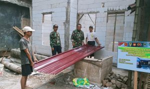 Pada Minggu (2/8/2026), material seng atap mulai didatangkan ke lokasi pembangunan. Kedatangan material tersebut menjadi penanda bahwa rehabilitasi rumah memasuki tahapan penting menuju penyelesaian.