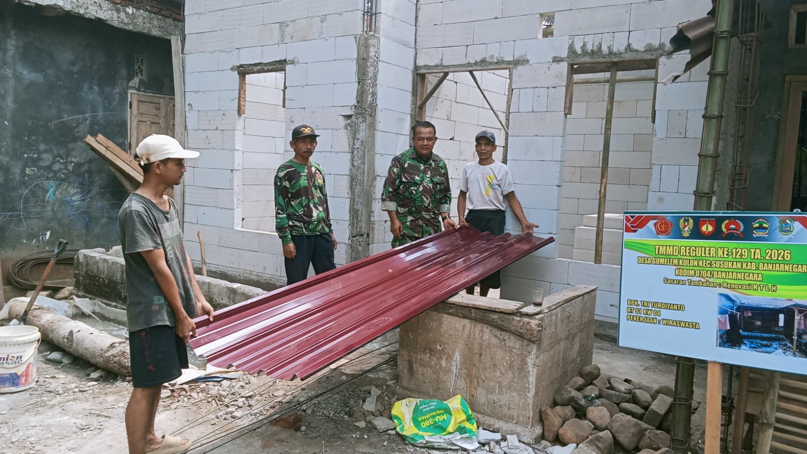 Pada Minggu (2/8/2026), material seng atap mulai didatangkan ke lokasi pembangunan. Kedatangan material tersebut menjadi penanda bahwa rehabilitasi rumah memasuki tahapan penting menuju penyelesaian.