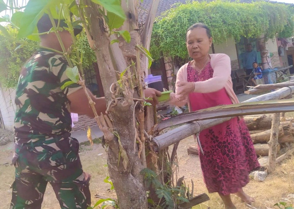 Suasana penuh kebersamaan mewarnai pelaksanaan Program TNI Manunggal Membangun Desa (TMMD) ke-129 Tahun Anggaran 2026 di Dusun Mundu, Desa Kesongo, Kecamatan Kedungadem, Kabupaten Bojonegoro, Minggu (2/8/2026).