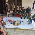 saat Peltu Widodo melaksanakan komunikasi sosial (komsos) bersama Kepala Dusun I Desa Gumelem Kulon, Siswoyodi, di Dusun Kunir RT 01 RW 09, Kecamatan Susukan, Senin (3/8/2026).