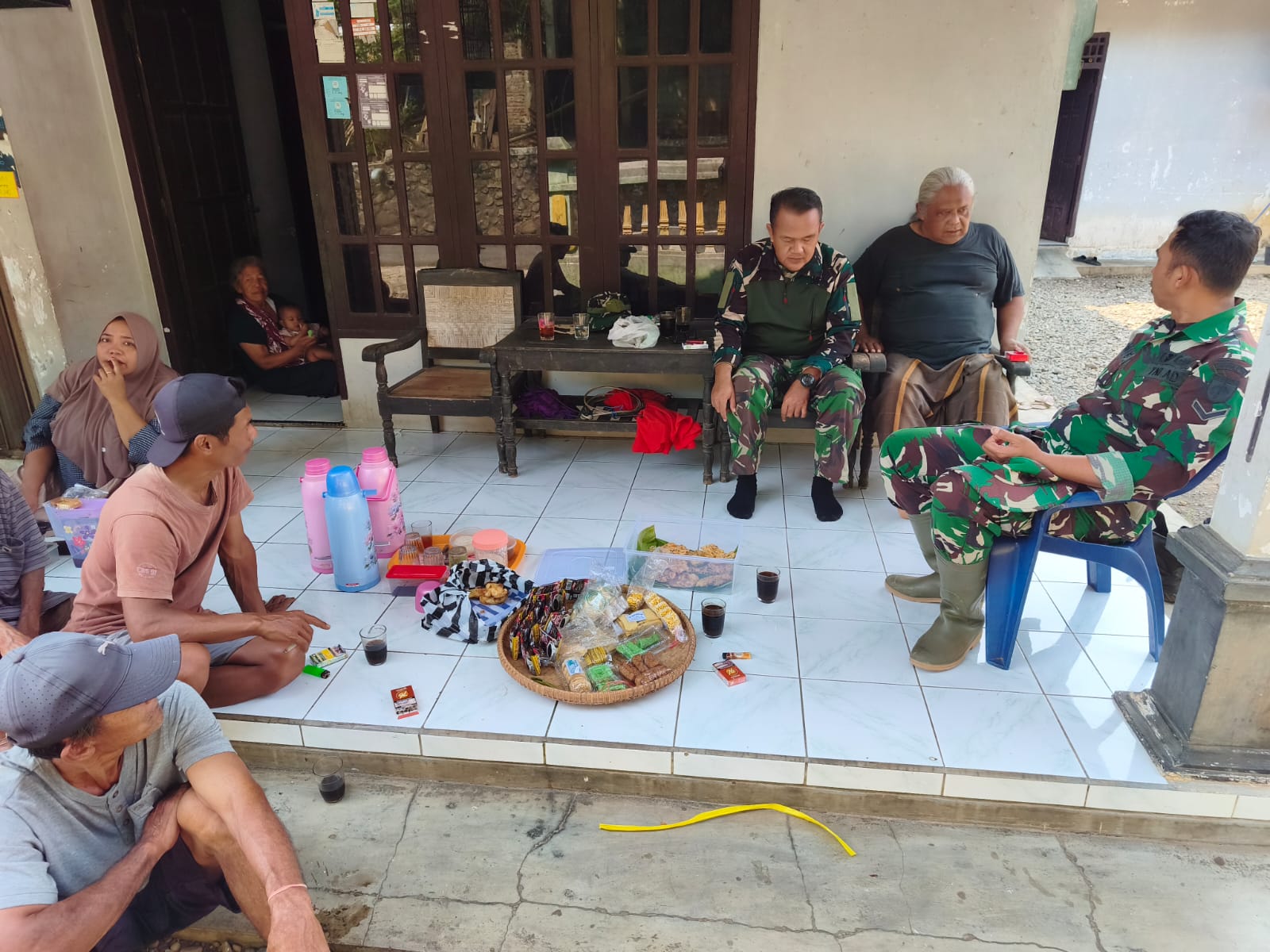 saat Peltu Widodo melaksanakan komunikasi sosial (komsos) bersama Kepala Dusun I Desa Gumelem Kulon, Siswoyodi, di Dusun Kunir RT 01 RW 09, Kecamatan Susukan, Senin (3/8/2026).