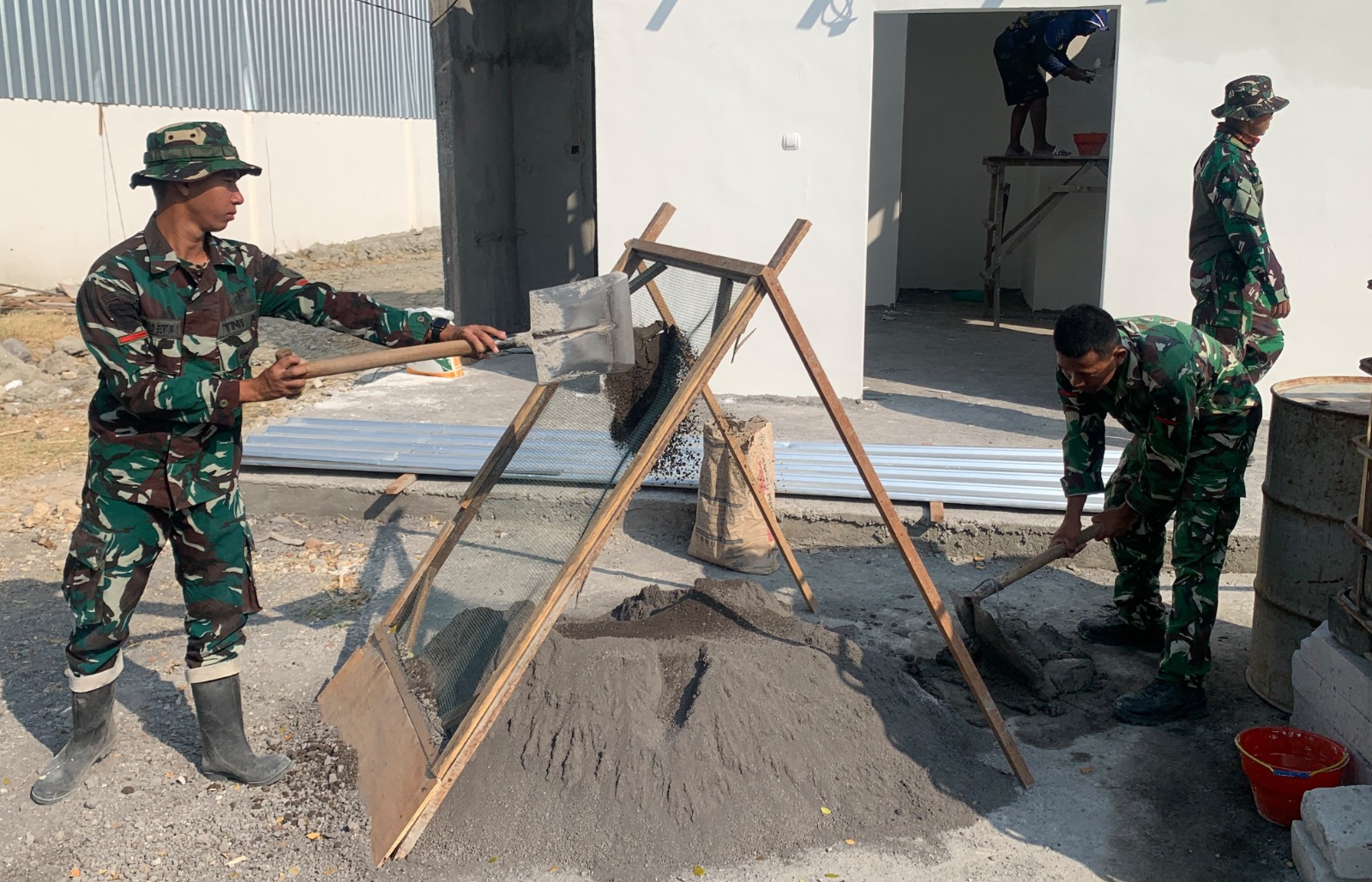 Salah satu sasaran yang saat ini menjadi fokus penyelesaian adalah pembangunan fasilitas Mandi, Cuci, Kakus (MCK) di kawasan Rest Area Terpadu, Desa Kesongo, Kecamatan Kedungadem, Kabupaten Bojonegoro, Senin (3/8/2026)Salah satu sasaran yang saat ini menjadi fokus penyelesaian adalah pembangunan fasilitas Mandi, Cuci, Kakus (MCK) di kawasan Rest Area Terpadu, Desa Kesongo, Kecamatan Kedungadem, Kabupaten Bojonegoro, Senin (3/8/2026).
