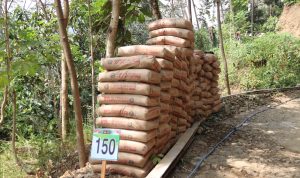 Dengan pasokan pasir, batu split, dan semen yang terus tersedia, pekerjaan pengecoran jalan sepanjang 737 meter dengan lebar 2,5 meter dan tebal 0,15 meter di Dusun Kunir RT 01/09, Desa Gumelem Kulon, Kecamatan Susukan, dapat berlangsung tanpa kendala, Rabu (05/08/2026).