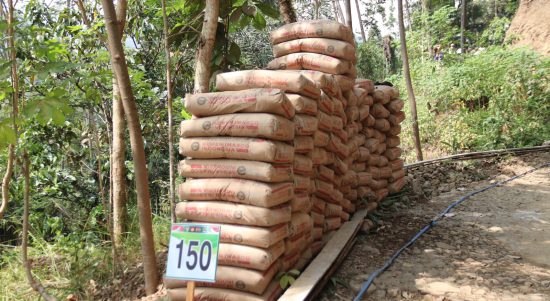 Dengan pasokan pasir, batu split, dan semen yang terus tersedia, pekerjaan pengecoran jalan sepanjang 737 meter dengan lebar 2,5 meter dan tebal 0,15 meter di Dusun Kunir RT 01/09, Desa Gumelem Kulon, Kecamatan Susukan, dapat berlangsung tanpa kendala, Rabu (05/08/2026).