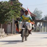 Foto: Seorang warga melintas di atas jalan cor beton hasil pembangunan TMMD ke-129 Kodim 0813/Bojonegoro di Dusun Kedungpandan, Desa Kesongo, Kecamatan Kedungadem, Rabu (5/8/2026). Infrastruktur baru ini mempermudah akses masyarakat sekaligus mendukung aktivitas ekonomi, pendidikan, dan pelayanan kesehatan. Foto: Deni Aripandi/Sumber TMMD Bojonegoro. Foto: Seorang warga melintas di atas jalan cor beton hasil pembangunan TMMD ke-129 Kodim 0813/Bojonegoro di Dusun Kedungpandan, Desa Kesongo, Kecamatan Kedungadem, Rabu (5/8/2026). Infrastruktur baru ini mempermudah akses masyarakat sekaligus mendukung aktivitas ekonomi, pendidikan, dan pelayanan kesehatan. Foto: Deni Aripandi/Sumber TMMD Bojonegoro.
