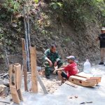 Peltu Widodo berbincang hangat bersama Mbah Samsidi, warga Dusun Kunir RT 01/09, Desa Gumelem Kulon, Kecamatan Susukan, di sela pelaksanaan TMMD Reguler ke-129 TA 2026 Kodim 0704/Banjarnegara. Momen tersebut menggambarkan kedekatan TNI dan masyarakat serta rasa syukur warga atas pembangunan rabat beton yang membawa perubahan akses jalan desa. Foto: Pendim Bna.