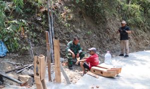 Peltu Widodo berbincang hangat bersama Mbah Samsidi, warga Dusun Kunir RT 01/09, Desa Gumelem Kulon, Kecamatan Susukan, di sela pelaksanaan TMMD Reguler ke-129 TA 2026 Kodim 0704/Banjarnegara. Momen tersebut menggambarkan kedekatan TNI dan masyarakat serta rasa syukur warga atas pembangunan rabat beton yang membawa perubahan akses jalan desa. Foto: Pendim Bna.