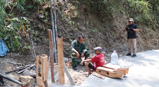 Peltu Widodo berbincang hangat bersama Mbah Samsidi, warga Dusun Kunir RT 01/09, Desa Gumelem Kulon, Kecamatan Susukan, di sela pelaksanaan TMMD Reguler ke-129 TA 2026 Kodim 0704/Banjarnegara. Momen tersebut menggambarkan kedekatan TNI dan masyarakat serta rasa syukur warga atas pembangunan rabat beton yang membawa perubahan akses jalan desa. Foto: Pendim Bna.