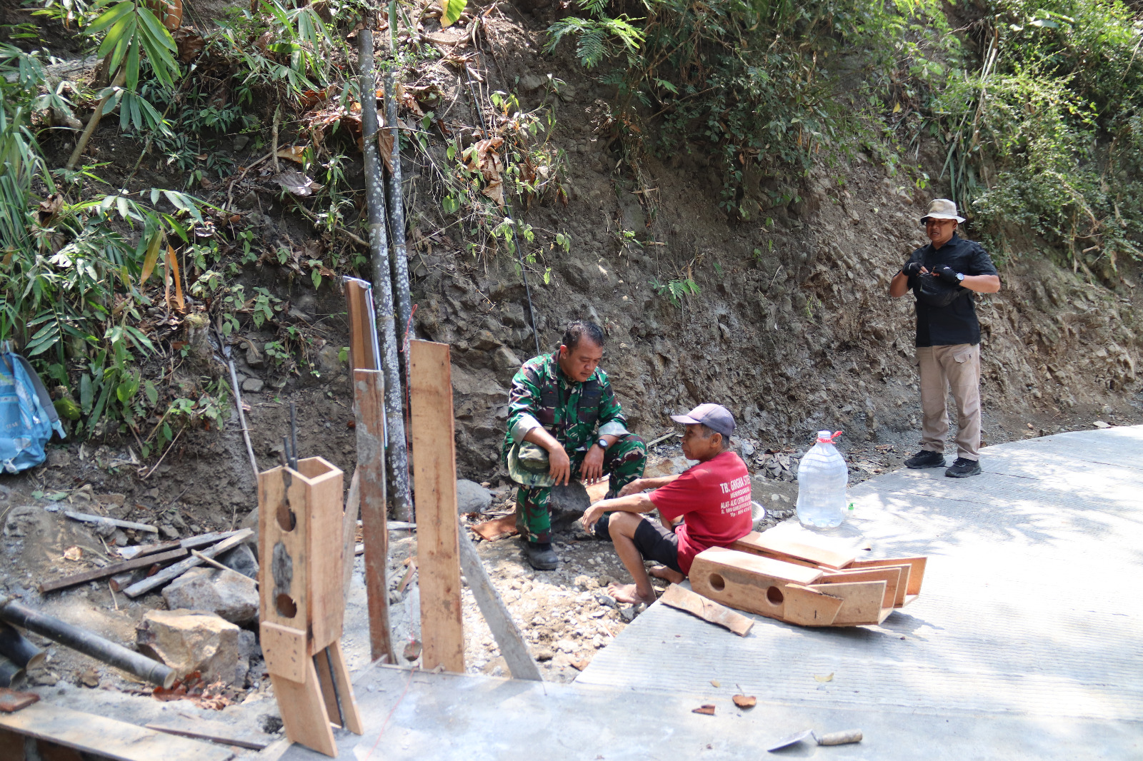 Peltu Widodo berbincang hangat bersama Mbah Samsidi, warga Dusun Kunir RT 01/09, Desa Gumelem Kulon, Kecamatan Susukan, di sela pelaksanaan TMMD Reguler ke-129 TA 2026 Kodim 0704/Banjarnegara. Momen tersebut menggambarkan kedekatan TNI dan masyarakat serta rasa syukur warga atas pembangunan rabat beton yang membawa perubahan akses jalan desa. Foto: Pendim Bna.