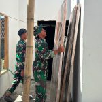 Personel Satgas TMMD ke-129 Kodim 0813 Bojonegoro bersama warga bergotong royong menyelesaikan tahap finishing renovasi Rumah Tinggal Layak Huni (Rutilahu) milik Bapak Koko Margono di Dusun Krebet, Desa Kesongo, Kecamatan Kedungadem, Bojonegoro, Kamis (6/8/2026). Renovasi tersebut ditargetkan segera rampung agar rumah dapat ditempati dengan aman dan nyaman.