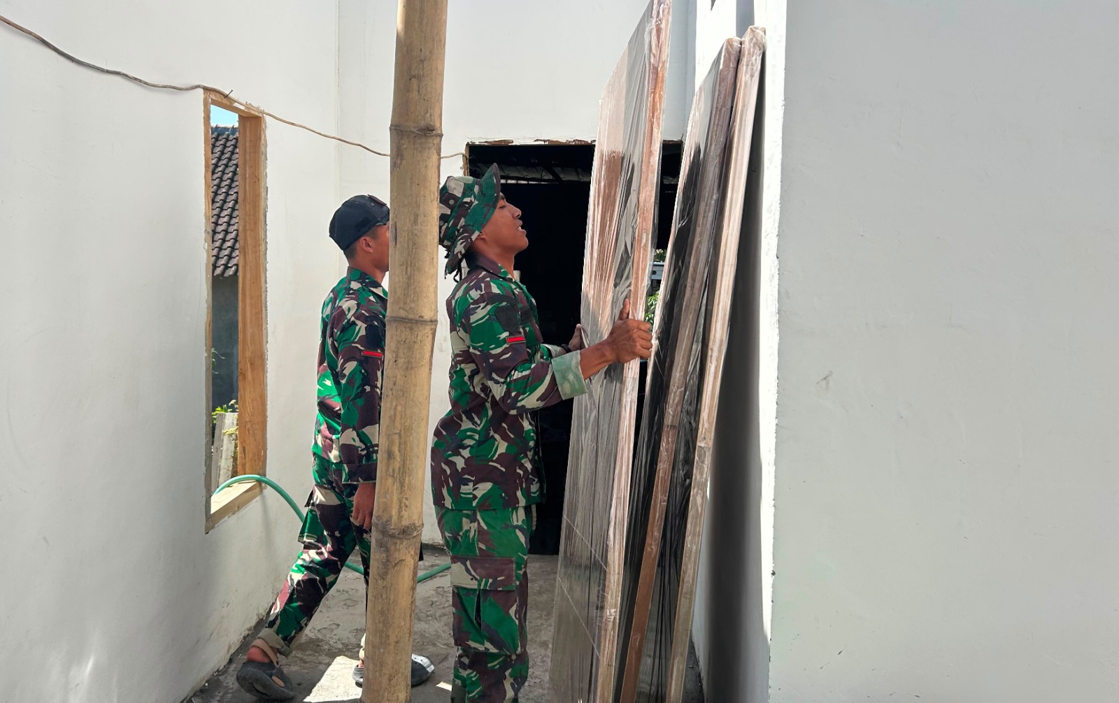 Personel Satgas TMMD ke-129 Kodim 0813 Bojonegoro bersama warga bergotong royong menyelesaikan tahap finishing renovasi Rumah Tinggal Layak Huni (Rutilahu) milik Bapak Koko Margono di Dusun Krebet, Desa Kesongo, Kecamatan Kedungadem, Bojonegoro, Kamis (6/8/2026). Renovasi tersebut ditargetkan segera rampung agar rumah dapat ditempati dengan aman dan nyaman.