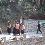 Jalan Baru untuk Generasi Muda: Naila, siswi SD Negeri 6 Gumelem Kulon, melintas di ruas rabat beton yang dibangun melalui program TMMD Reguler ke-129 Kodim 0704/Banjarnegara di Dusun Kunir, Desa Gumelem Kulon, Kecamatan Susukan, Jumat (7/8/2026). Jalan baru tersebut memberikan akses yang lebih aman dan nyaman bagi warga, termasuk para pelajar.