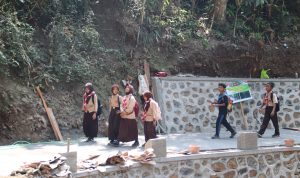 Jalan Baru untuk Generasi Muda: Naila, siswi SD Negeri 6 Gumelem Kulon, melintas di ruas rabat beton yang dibangun melalui program TMMD Reguler ke-129 Kodim 0704/Banjarnegara di Dusun Kunir, Desa Gumelem Kulon, Kecamatan Susukan, Jumat (7/8/2026). Jalan baru tersebut memberikan akses yang lebih aman dan nyaman bagi warga, termasuk para pelajar.