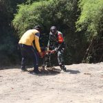 Babinsa Desa Kesongo Serka Lasmidi bersama petugas DLH Kabupaten Bojonegoro menyiapkan lubang tanam pohon di kawasan tanggul sungai Desa Kesongo dalam rangkaian TMMD ke-129. Babinsa Desa Kesongo Serka Lasmidi bersama petugas DLH Kabupaten Bojonegoro menyiapkan lubang tanam pohon di kawasan tanggul sungai Desa Kesongo dalam rangkaian TMMD ke-129.