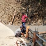 Panitia Pelaksana (Panlak) TMMD Wondo memantau proses pembangunan rabat beton bersama anggota Satgas dan masyarakat di Dusun Kunir, Desa Gumelem Kulon, Kecamatan Susukan, Banjarnegara.