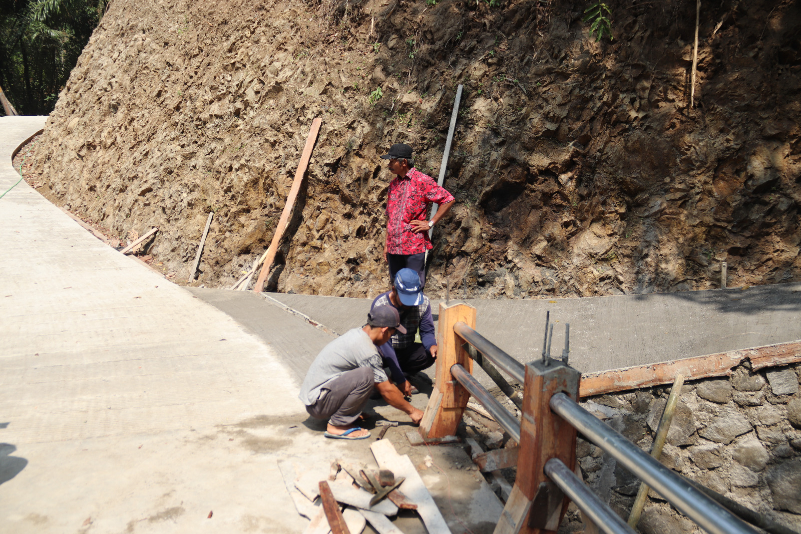 Panitia Pelaksana (Panlak) TMMD Wondo memantau proses pembangunan rabat beton bersama anggota Satgas dan masyarakat di Dusun Kunir, Desa Gumelem Kulon, Kecamatan Susukan, Banjarnegara.