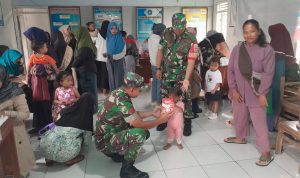 Keterangan Foto: Kopka Wahid mendampingi kegiatan Posyandu bersama warga Desa Gumelem Kulon di sela pelaksanaan TMMD Reguler ke-129 Kodim 0704/Banjarnegara.