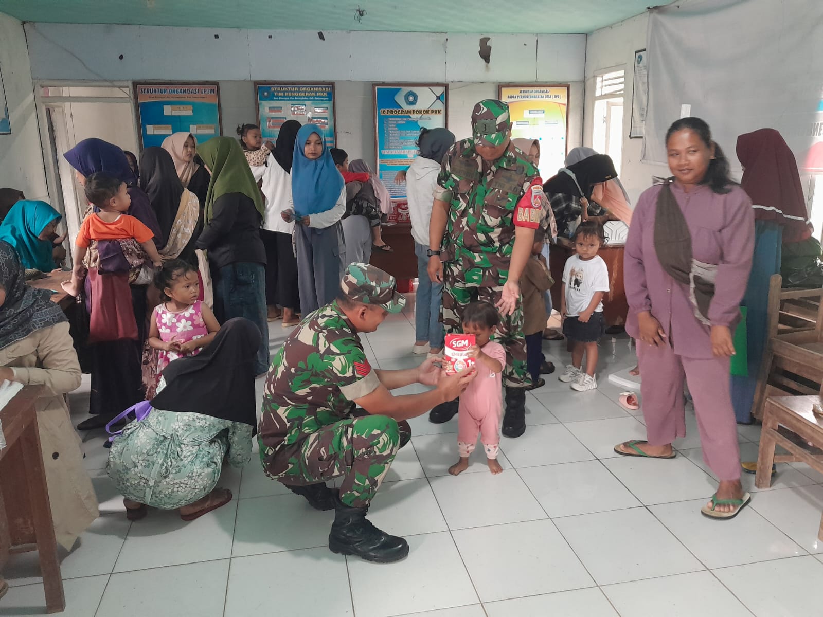 Keterangan Foto: Kopka Wahid mendampingi kegiatan Posyandu bersama warga Desa Gumelem Kulon di sela pelaksanaan TMMD Reguler ke-129 Kodim 0704/Banjarnegara.