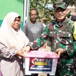 Tim Wasev PJO TMMD bersama Forkopimda Kabupaten Banjarnegara menyerahkan bingkisan sembako kepada warga dalam rangkaian kunjungan TMMD Reguler ke-129 di Desa Gumelem Kulon, Kecamatan Susukan, Kabupaten Banjarnegara, Senin (10/08/2026). Foto: Deni Aripandi/Sumber TMMD Banjarnegara.