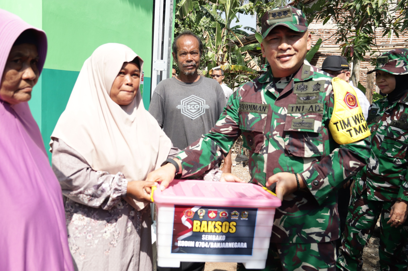 Tim Wasev PJO TMMD bersama Forkopimda Kabupaten Banjarnegara menyerahkan bingkisan sembako kepada warga dalam rangkaian kunjungan TMMD Reguler ke-129 di Desa Gumelem Kulon, Kecamatan Susukan, Kabupaten Banjarnegara, Senin (10/08/2026). Foto: Deni Aripandi/Sumber TMMD Banjarnegara.