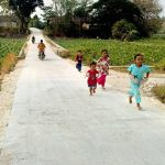 Anggi bersama teman-temannya bermain dan berlari di jalan cor hasil pembangunan TMMD ke-129 Kodim 0813 Bojonegoro di Dusun Mundu, Desa Kesongo, Kecamatan Kedungadem, Kabupaten Bojonegoro, Minggu (09/08/2026). Foto: Deni Ari Pandi/Sumber: TMMD Bojonegoro.