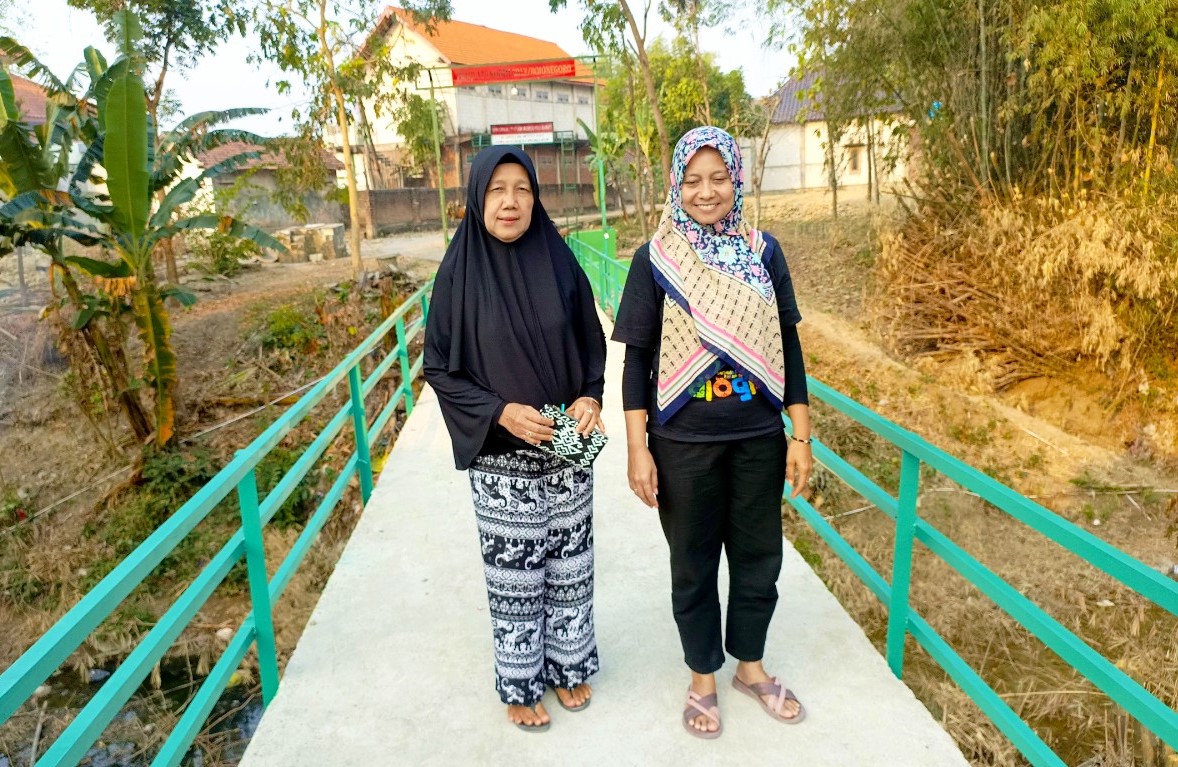 Warga melintas di Jembatan Brang Etan yang telah rampung dibangun melalui program TMMD ke-129 di Desa Kesongo, Kecamatan Kedungadem, Kabupaten Bojonegoro, Senin (10/8/2026). Foto: Deni Flamboyan/Sumber TMMD Bojonegoro