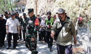 Panlak Wondo mendampingi Dandim 0704/Banjarnegara Letkol Inf Nodelismen Hulu, S.Pd., memantau pembangunan rabat beton TMMD Reguler ke-129 di Dusun Kunir RT 01/09, Desa Gumelem Kulon, Kecamatan Susukan, Kabupaten Banjarnegara, Rabu (12/8/2026). Foto: Deni Flamboyan/Sumber: Tim TMMD Banjarnegara.