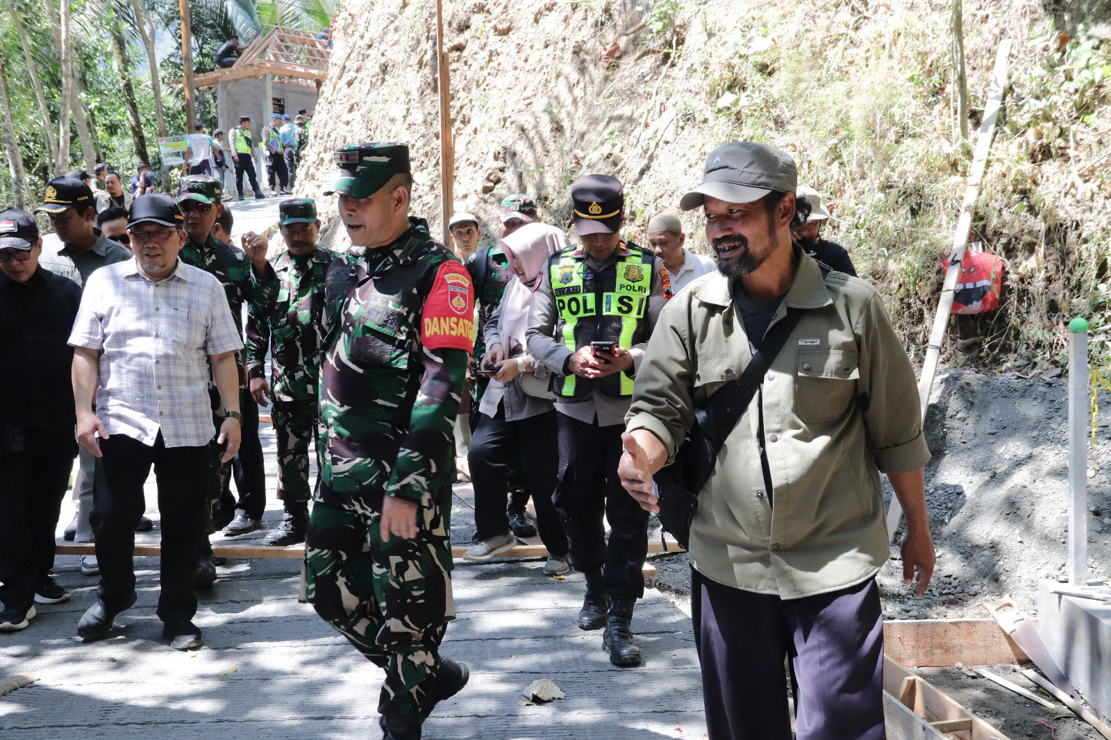 Panlak Wondo mendampingi Dandim 0704/Banjarnegara Letkol Inf Nodelismen Hulu, S.Pd., memantau pembangunan rabat beton TMMD Reguler ke-129 di Dusun Kunir RT 01/09, Desa Gumelem Kulon, Kecamatan Susukan, Kabupaten Banjarnegara, Rabu (12/8/2026). Foto: Deni Flamboyan/Sumber: Tim TMMD Banjarnegara.