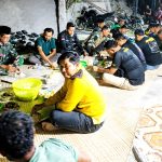 Keterangan Foto: Warga Desa Kesongo bersama personel Satgas TMMD ke-129 Kodim 0813/Bojonegoro menggelar tasyakuran dan makan bersama sebagai ungkapan syukur atas rampungnya program pembangunan, Rabu (12/8/2026) malam. Suasana penuh keakraban menjadi gambaran kemanunggalan TNI dan rakyat selama pelaksanaan TMMD. Foto: Deni Flamboyan/Sumber: TMMD Bojonegoro.