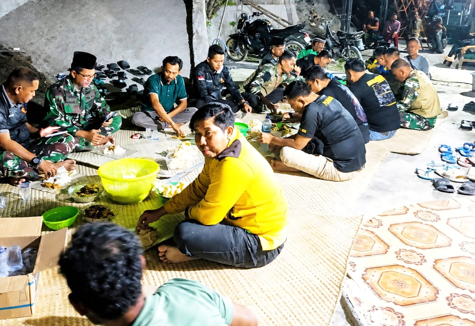 Keterangan Foto: Warga Desa Kesongo bersama personel Satgas TMMD ke-129 Kodim 0813/Bojonegoro menggelar tasyakuran dan makan bersama sebagai ungkapan syukur atas rampungnya program pembangunan, Rabu (12/8/2026) malam. Suasana penuh keakraban menjadi gambaran kemanunggalan TNI dan rakyat selama pelaksanaan TMMD. Foto: Deni Flamboyan/Sumber: TMMD Bojonegoro.