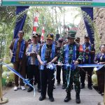 Keterangan Foto: Dandim 0704/Banjarnegara Letkol Inf Nodelismen Hulu, S.Pd., bersama Sekda Banjarnegara Hendro Cahyono, S.E., M.Si., memotong pita sebagai tanda peresmian jalan rabat beton sepanjang 737 meter dalam rangkaian penutupan TMMD Reguler ke-129 Tahun Anggaran 2026 di Desa Gumelem Kulon, Kecamatan Susukan, Banjarnegara, Kamis (13/8/2026). Foto: Pendim Banjarnegara. Keterangan Foto: Dandim 0704/Banjarnegara Letkol Inf Nodelismen Hulu, S.Pd., bersama Sekda Banjarnegara Hendro Cahyono, S.E., M.Si., memotong pita sebagai tanda peresmian jalan rabat beton sepanjang 737 meter dalam rangkaian penutupan TMMD Reguler ke-129 Tahun Anggaran 2026 di Desa Gumelem Kulon, Kecamatan Susukan, Banjarnegara, Kamis (13/8/2026). Foto: Pendim Banjarnegara.