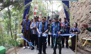 Keterangan Foto: Dandim 0704/Banjarnegara Letkol Inf Nodelismen Hulu, S.Pd., bersama Sekda Banjarnegara Hendro Cahyono, S.E., M.Si., memotong pita sebagai tanda peresmian jalan rabat beton sepanjang 737 meter dalam rangkaian penutupan TMMD Reguler ke-129 Tahun Anggaran 2026 di Desa Gumelem Kulon, Kecamatan Susukan, Banjarnegara, Kamis (13/8/2026). Foto: Pendim Banjarnegara.