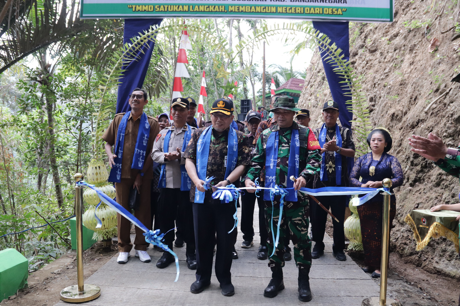 Keterangan Foto: Dandim 0704/Banjarnegara Letkol Inf Nodelismen Hulu, S.Pd., bersama Sekda Banjarnegara Hendro Cahyono, S.E., M.Si., memotong pita sebagai tanda peresmian jalan rabat beton sepanjang 737 meter dalam rangkaian penutupan TMMD Reguler ke-129 Tahun Anggaran 2026 di Desa Gumelem Kulon, Kecamatan Susukan, Banjarnegara, Kamis (13/8/2026). Foto: Pendim Banjarnegara.