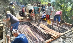 Selain mengerjakan rabat beton, Satgas TMMD juga membangun enam titik plat beton guna mendukung akses transportasi masyarakat, Sabtu (1/8/2026).